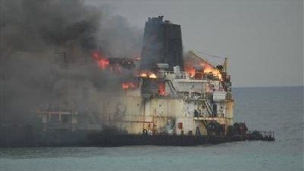 غرق سفينة توتور في البحر الأحمر بعد استهدافها بصاروخ حوثي