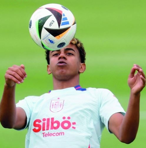 الامارات | ليس مبابي أو هالاند.. رئيس الاتحاد الأوروبي يتوقع "أفضل لاعب على الإطلاق"