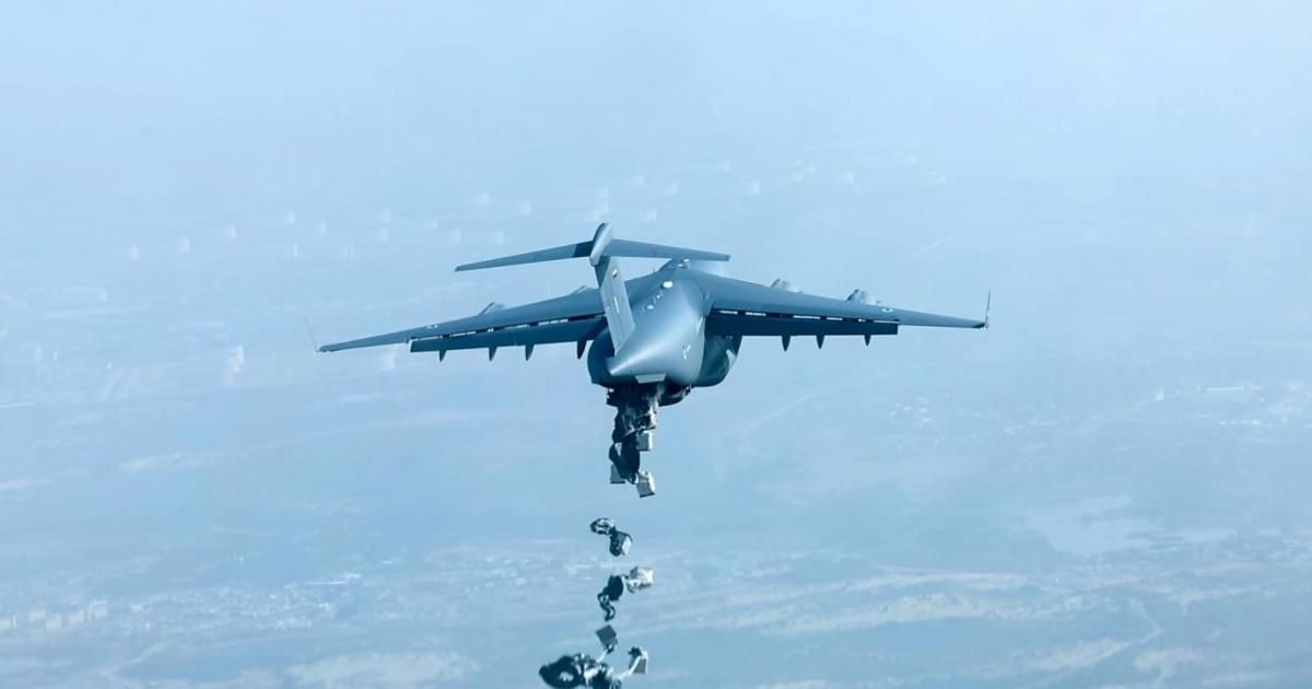 الدفاع الإماراتية تنفذ طلعتها الجوية الخمسين لانزال المساعدات فوق قطاع غزة