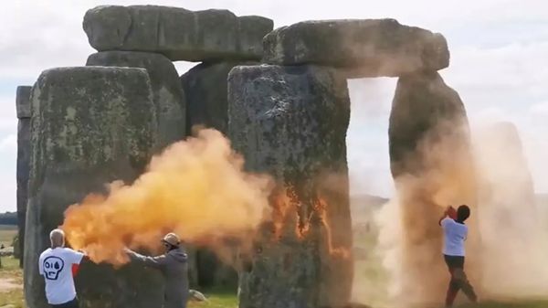 مدافعون عن البيئة يرشون مَعلماً شهيراً في بريطانيا بالطلاء