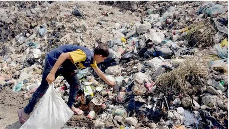 "الموت البطيء".. سكان غزة يعيشون بجوار القمامة المُتعفنة والقوارض وسط الحرب