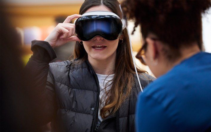 تكنولوجيا: شركة أبل تعلق تطوير Vision Pro 2 لأنها تهدف إلى إطلاق إصدار أرخص في العام المقبل