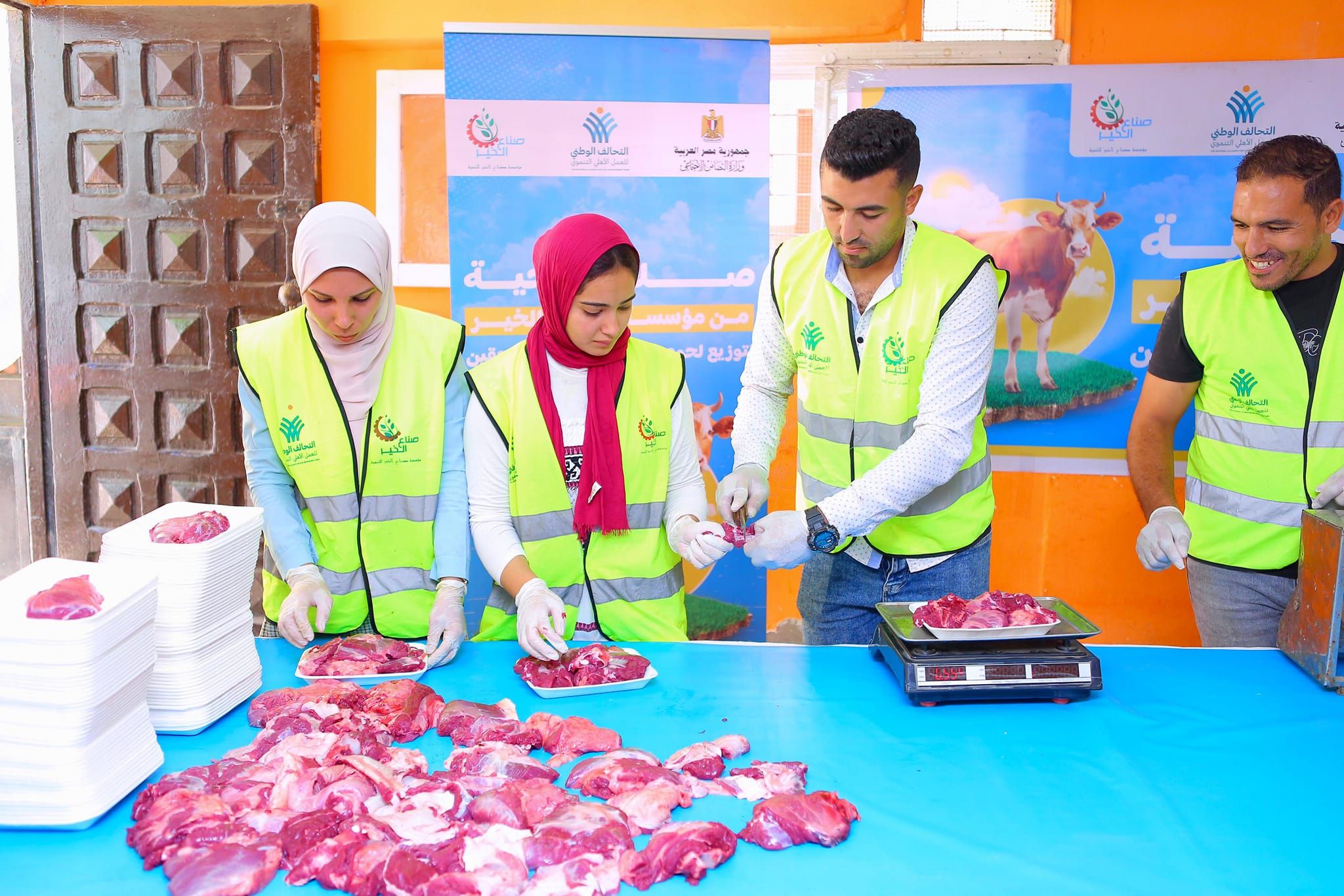 التحالف الوطنى للعمل الأهلى يواصل توزيع لحوم الأضاحى بقرى البحيرة