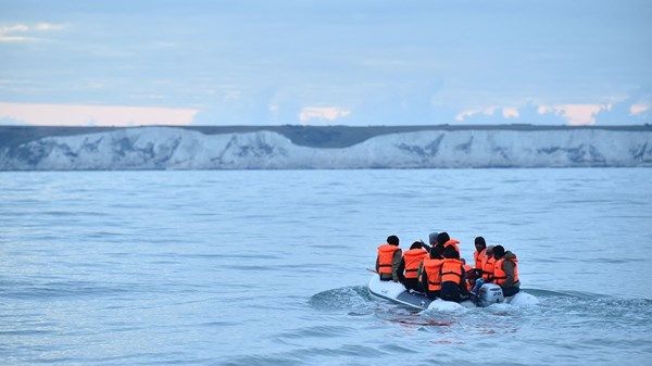 عدد قياسي من المهاجرين عبروا القناة إلى بريطانيا في يوم واحد