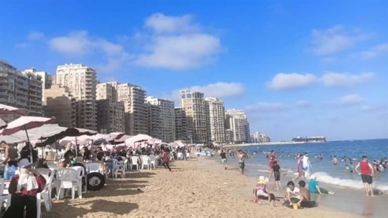 20 صور ترصد الإقبال الكبير على شواطئ الإسكندرية فى رابع أيام العيد