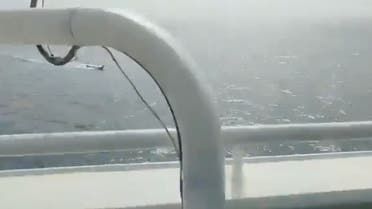 الخليج اليوم .. شاهد لحظات استهداف سفينة توتور.. قارب حوثي اصطدم بها