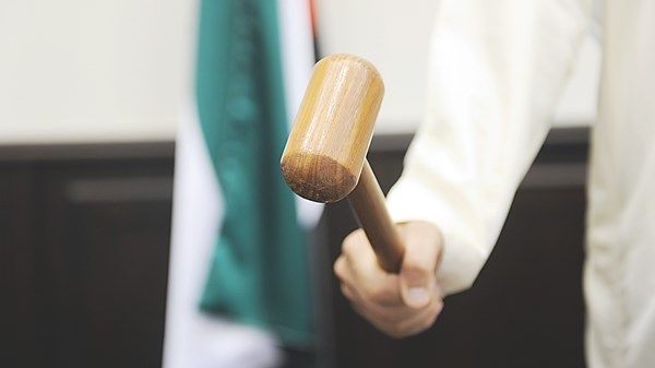 يطلب تعويضاً من سيدة تقدمت ضده ببلاغ كيدي