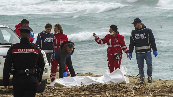 انتشال 6 جثث قبالة السواحل الإيطالية
