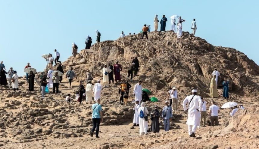 بالصور.. ضيوف برنامج خادم الحرمين للحج يزورون جبل أحد ومسجد قباء