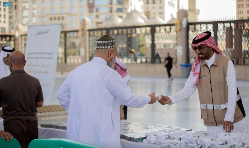 شاهد| استقبال ضيوف الرحمن بالهدايا في المسجد النبوي