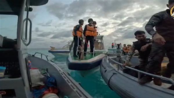 معركة بالأيدي بين خفر سواحل صينيين وجنود فلبينيين في عرض البحر.. شاهد