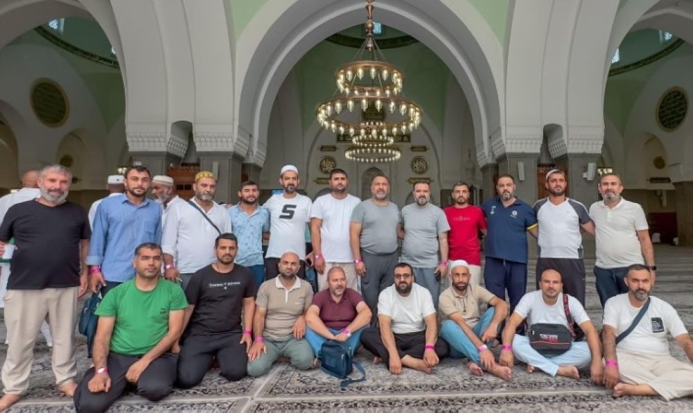 بالصور.. ضيوف برنامج خادم الحرمين للحج يزورون جبل أحد ومسجد قباء