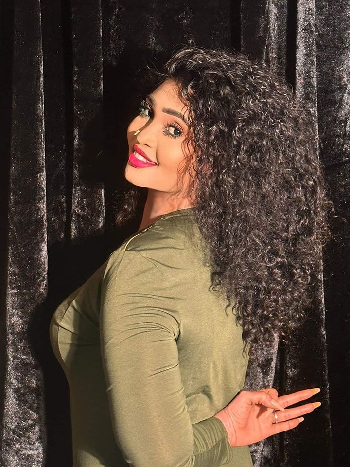 شاهد بالصور.. الفنانة عشة الجبل تفاجئ المتابعين بإطلالة مبهرة ونيولوك جديد تقلد به نجمات الموضة وساخرون: (كيم كارداشيان الجبل)