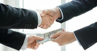 اعرف حقك.. يجوز خصم 50% من أجر العامل لسداد دين النفقة