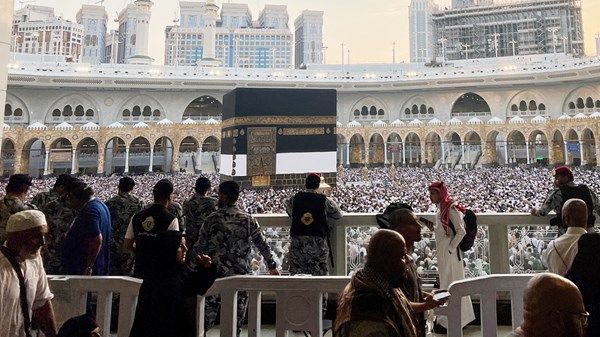 ضيوف الرحمن يختتمون مناسك الحج بطواف الوداع