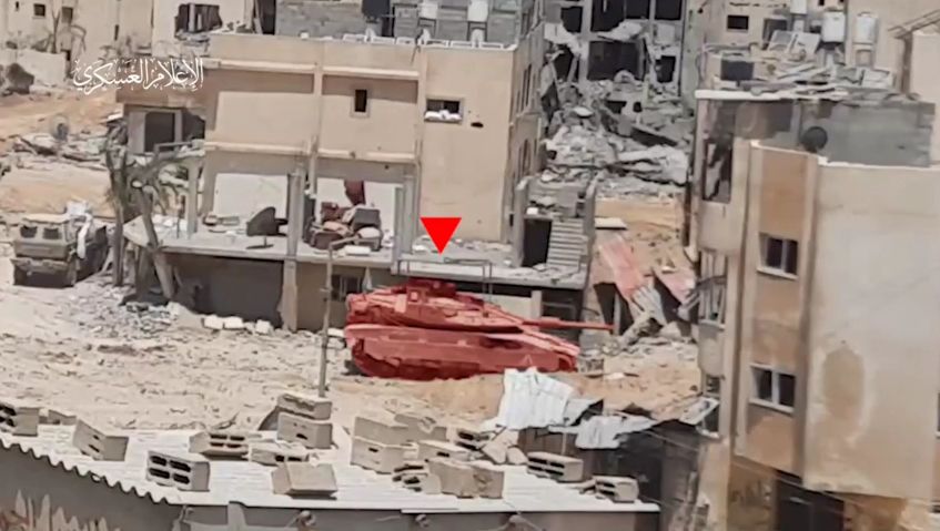 القسام تنشر مشاهد استهداف آليات العدو غرب رفح جنوب القطاع.. صور