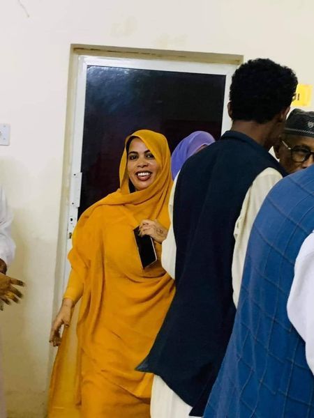شاهد بالصور.. مذيعة سودانية تتسبب في ثورة وفوضى كبيرة داخل مباني التلفزيون القومي بولاية البحر الأحمر وجمهور مواقع التواصل يطلق عليها اسم “البسوس” تعرف على التفاصيل!!