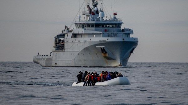 قوارب المهاجرين إلى بريطانيا تسجل أعلى معدل يومي