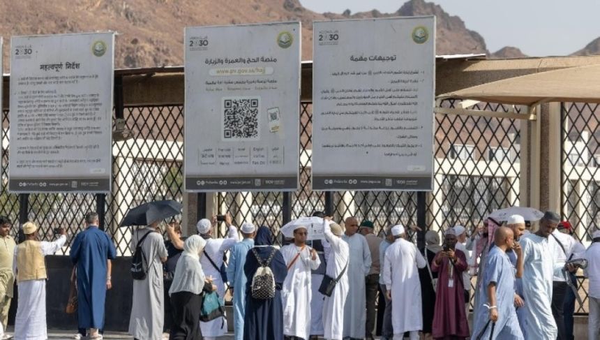 بالصور.. ضيوف برنامج خادم الحرمين للحج يزورون جبل أحد ومسجد قباء