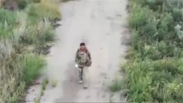 مقتل جندي أوكراني قرر الاستسلام للجانب الروسي بمسيرة أرسلها زملاؤه ( شاهد )