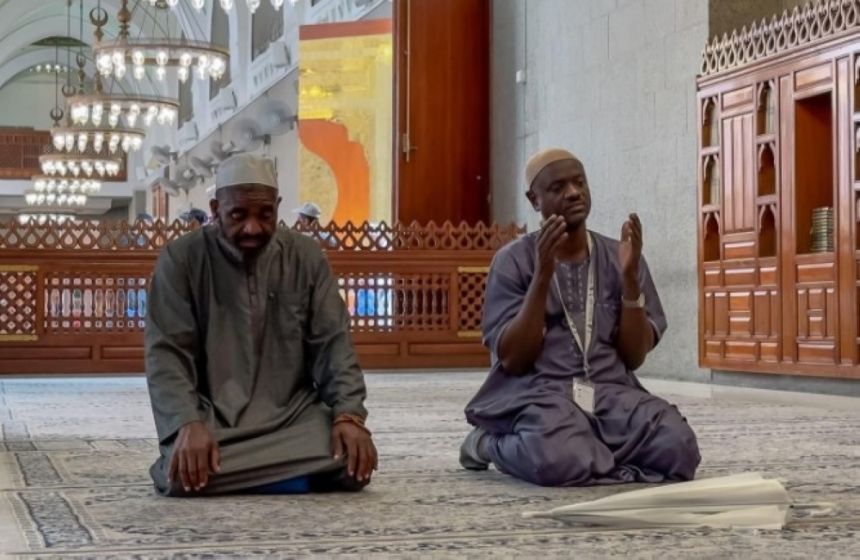 بالصور.. ضيوف برنامج خادم الحرمين للحج يزورون جبل أحد ومسجد قباء