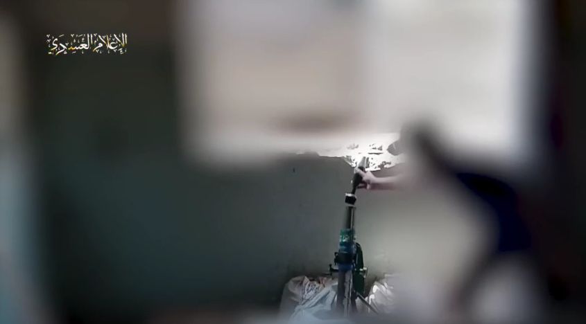 القسام تنشر مشاهد استهداف آليات العدو غرب رفح جنوب القطاع.. صور