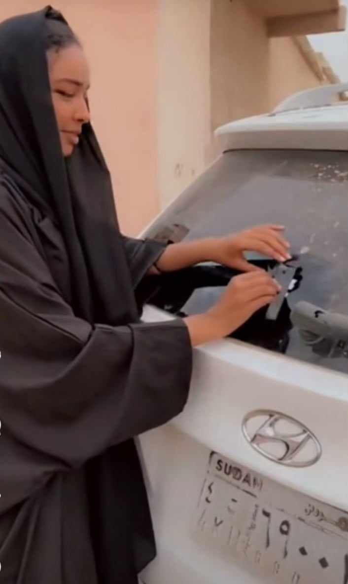شاهد بالصورة والفيديو.. حسناء سودانية تضع العبارة الشهيرة للشهيد محمد صديق (من ياتو ناحية) على زجاج سيارتها