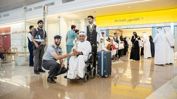 شرطة أبوظبي تستقبل الحجاج بالورود في مطار زايد الدولي