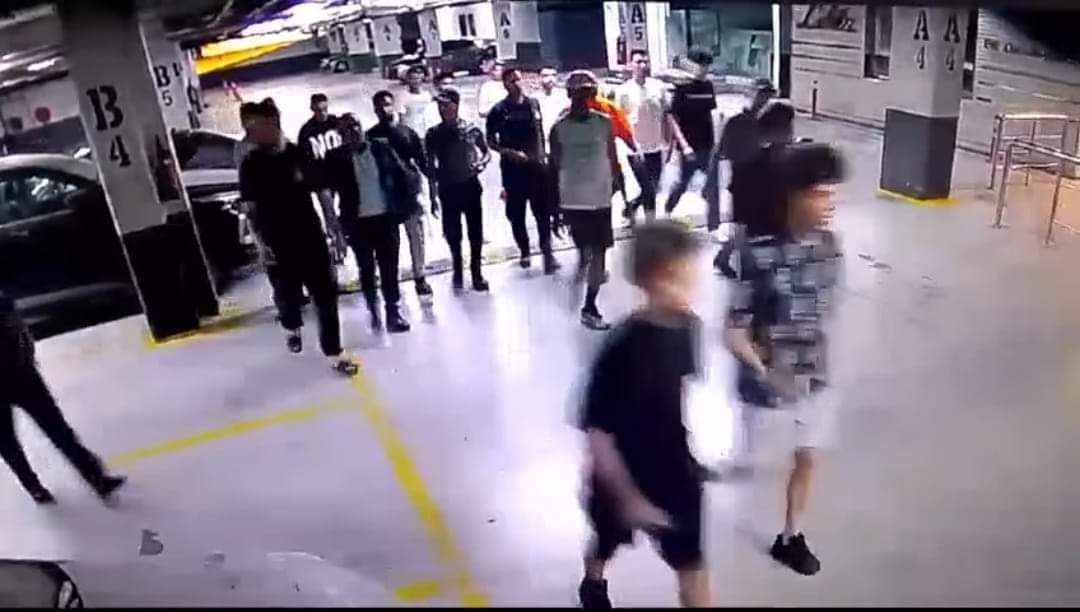 الامارات | نجم الأهلي يدافع عن زوجته.. إمام عاشور يشتبك مع فرد أمن في مركز تجاري (فيديو)