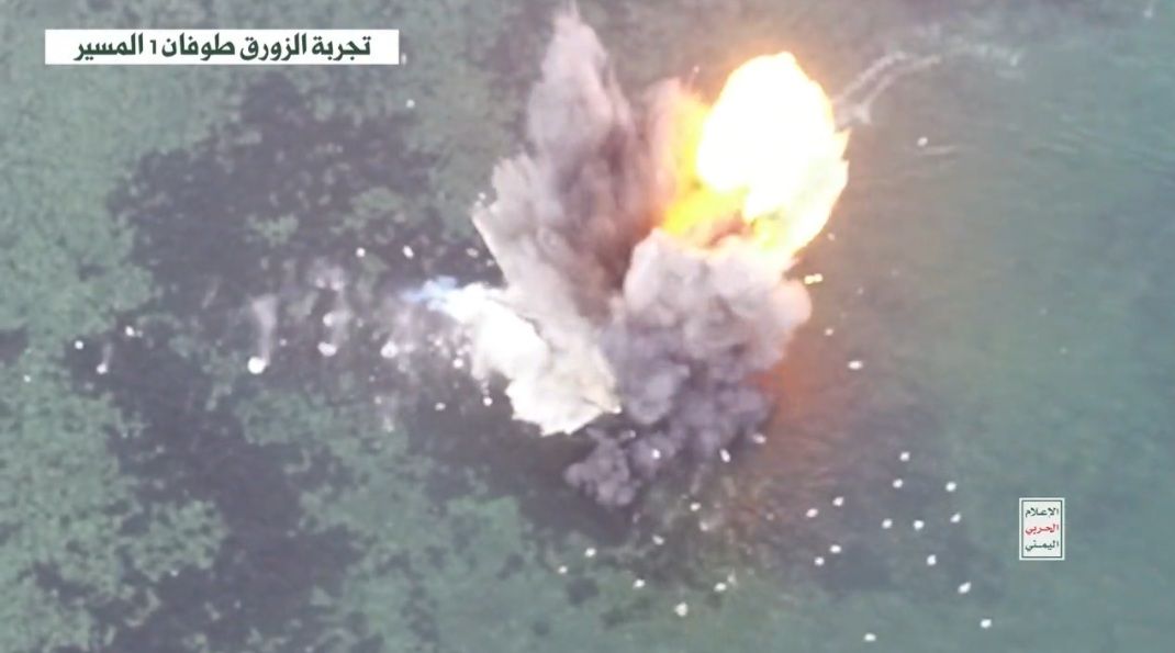 الحوثيون يعرضون مشاهد استهداف زورق طوفان 1 لسفينة توتور TUTOR