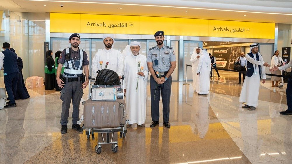 شرطة أبوظبي تستقبل الحجاج بالورود في مطار زايد الدولي