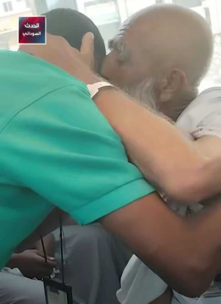 شاهد بالصورة والفيديو.. بعد تفانيه في خدمتهم.. حجاج بيت الله الحرام من جنسيات مختلفة “يقبلون” سائق سوداني تقديراً ومحبة له ومواقع التواصل العربية تنقل المقطع وسط إشادات واسعة