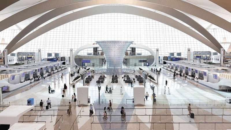 الامارات | استقبال الحجاج  بالورود في مطار زايد