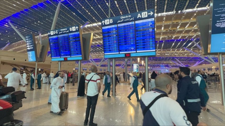 سعادة وامتنان.. "اليوم" ترصد مشاعر الحجاج المغادرين من مطار الملك عبد العزيز