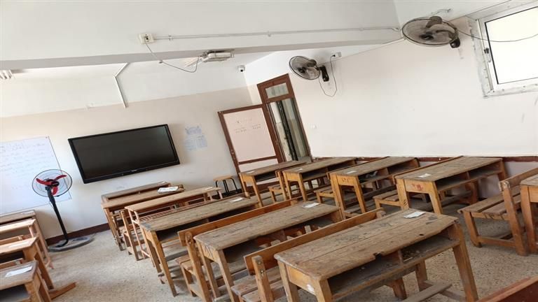 بالصور.. دعم لجان الثانوية العامة في السويس بالمراوح