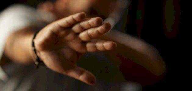 الامارات | صبّت الزيت المغلي على زوجها وهو نائم .. لأنه تحدث مع امرأة أخرى
