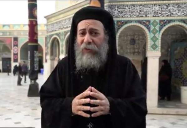 قس مصري يثير بلبلة وغضباً بين الأقباط.. ماذا فعل؟