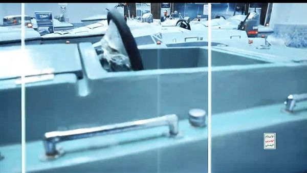 الحوثيون يعرضون مشاهد استهداف زورق طوفان 1 لسفينة توتور TUTOR