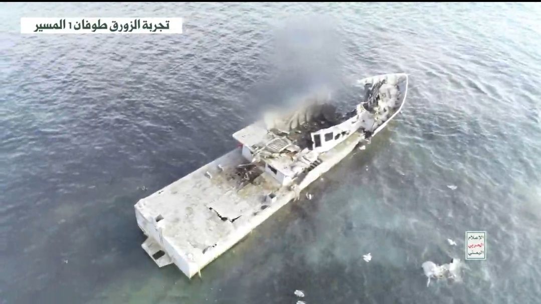 الحوثيون يعرضون مشاهد استهداف زورق طوفان 1 لسفينة توتور TUTOR