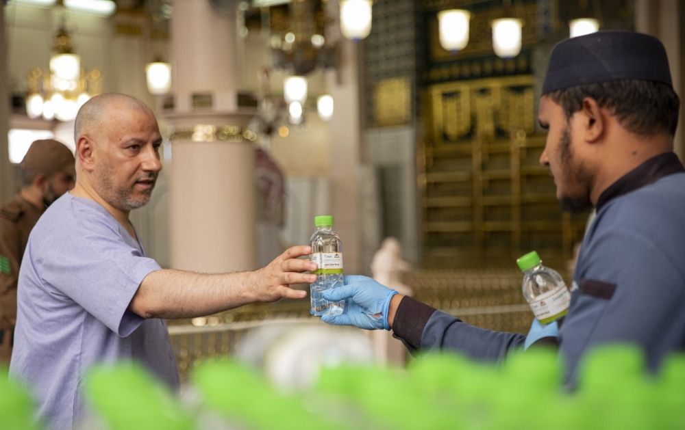 توزيع 60 ألف عبوة ماء على المصلين والزوار بالمسجد النبوي