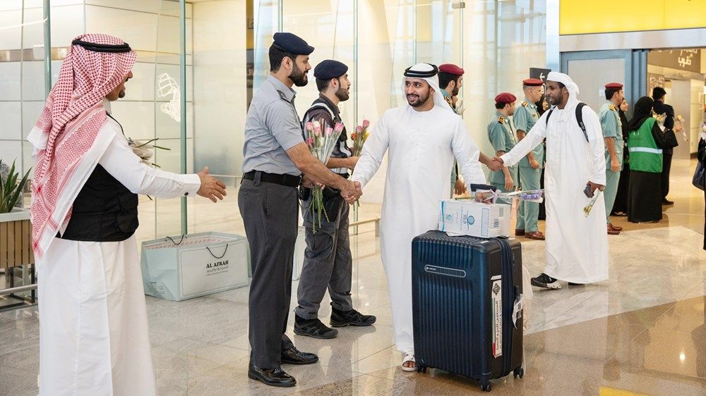 شرطة أبوظبي تستقبل الحجاج بالورود في مطار زايد الدولي
