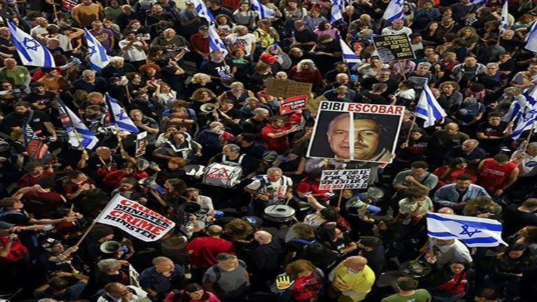 أهالي الأسرى لدى المقاومة يتظاهرون قرب منزل نتنياهو