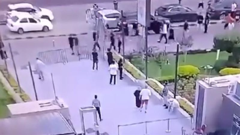 تصالح إمام عاشور مع فرد أمن بعد مشاجرة بأحد المولات الشهيرة بالشيخ زايد