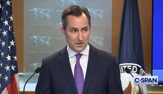 متحدث الخارجية الأمريكية يقطع مؤتمرا صحفيا بسبب صرصور (فيديو)