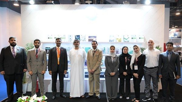 سفير الدولة لدى الصين يزور جناح تريندز في «معرض بكين للكتاب»