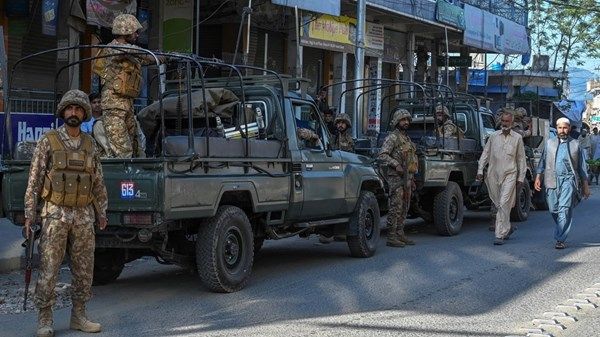 مقتل 5 جنود باكستانيين بانفجار قنبلة