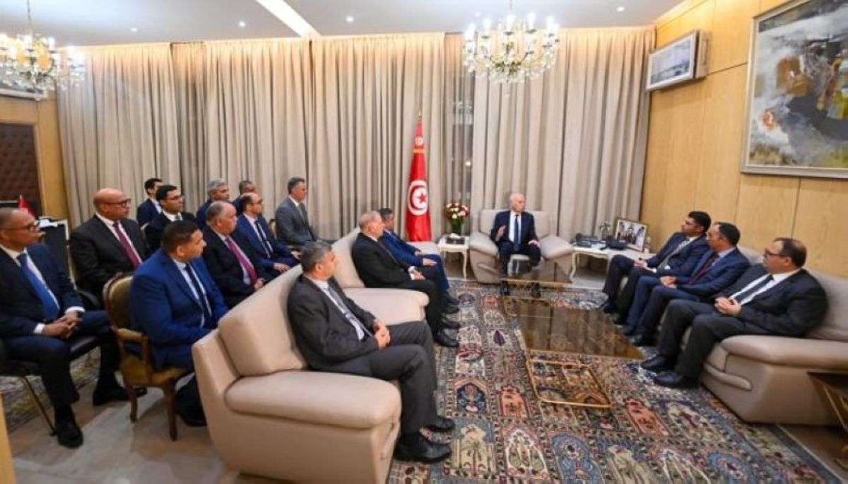 الرئيس التونسي يحذر من شبكات الفساد