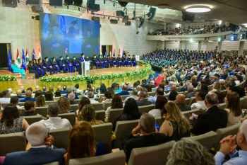 جامعة الروح القدس - الكسليك احتفلت بتخريج "دفعة الثبات"