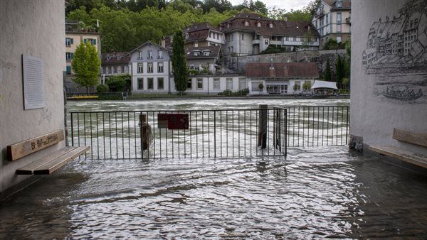 سويسرا ترفع مستويات التأهب وتخلي العديد من المناطق جراء الفيضانات الشديدة