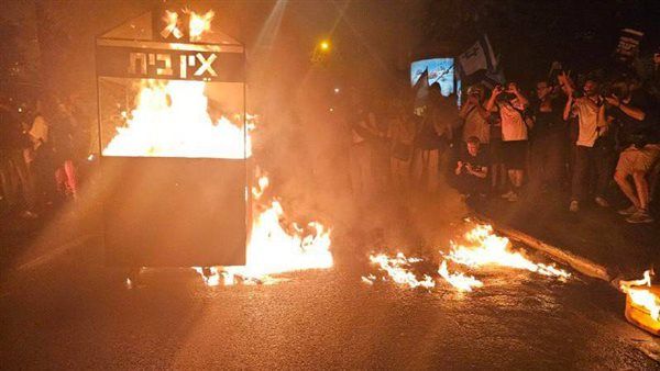 تظاهرات تل أبيب ترعب نتنياهو.. ومستوطنون يقدمون عرض البيت المحترق.. شاهد